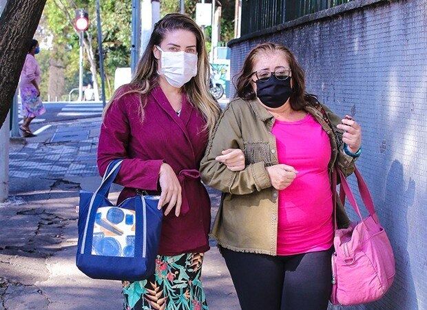 Tati deixando o hospital com a mãe, Regina