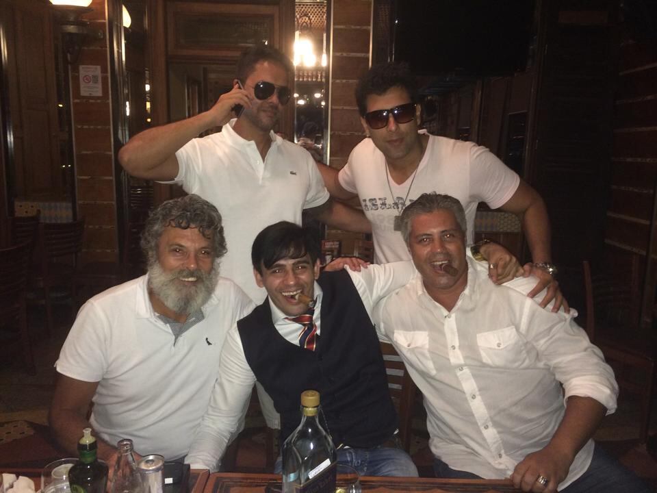 O ator da Record Raymundo de Souza escolheu o Rio de Janeiro e curtiu o último dia do ano na churrascaria Porcão ao lado dos empresários Leonardo Cyrella, Ricardo Santos, Alexandre Yokoyama (presidente do YbbRio Banco de negócios) e do promoter Glaucon Vargas. Atualmente, Raymundo está no ar em Vitória
