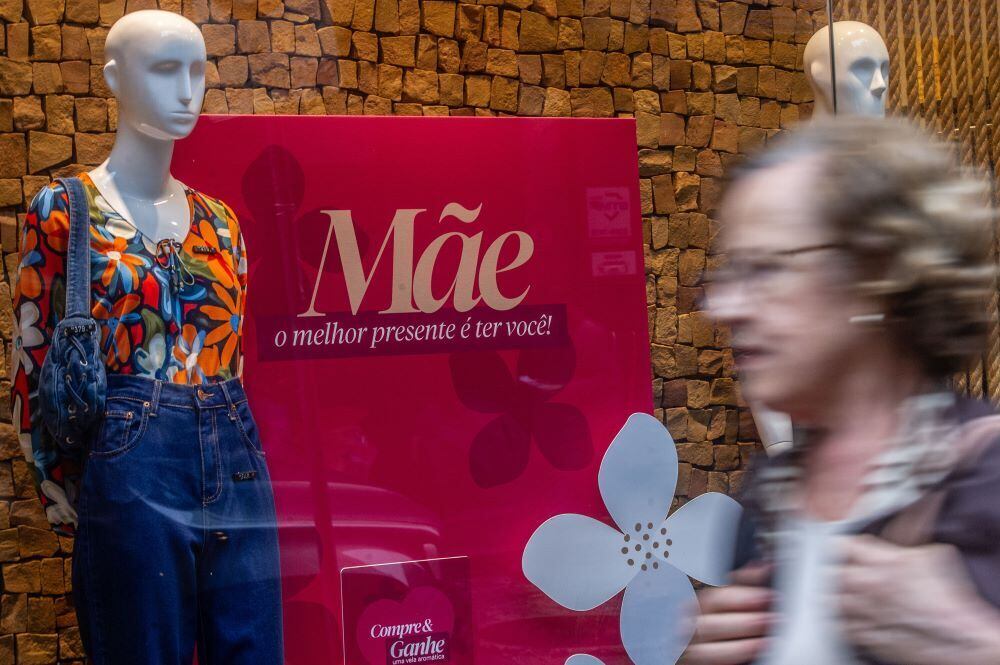 RS - COMÉRCIO/RS/DIA DAS MÃES - GERAL - Pedestres passam por vitrines de lojas com promoções para o Dia das Mães no centro de Porto Alegre (RS), nesta quarta-feira, 3 de maio de 2023. O comércio local após num aumento de vendas de até 5% em comparação com 2022. 03/05/2023 - Foto: EVANDRO LEAL/ENQUADRAR/ESTADÃO CONTEÚDO