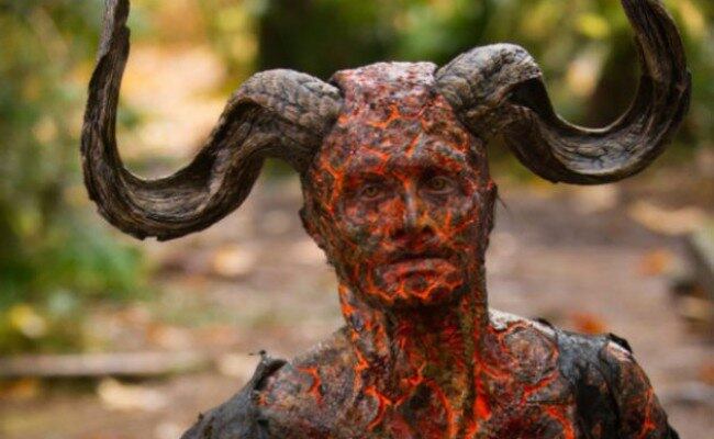 Daniel Radcliffe com feições irreconhecíveis em Horns