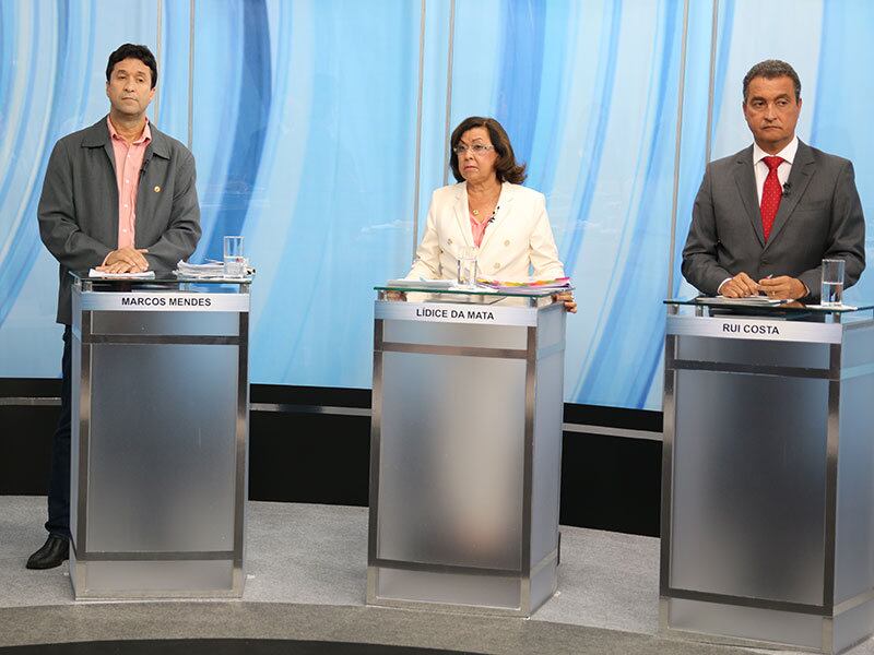De acordo com as regras do debate, cada candidato responderá a duas perguntas
feitas por dois candidatos. A ordem de quem responde e de quem pergunta
foi definida em sorteio