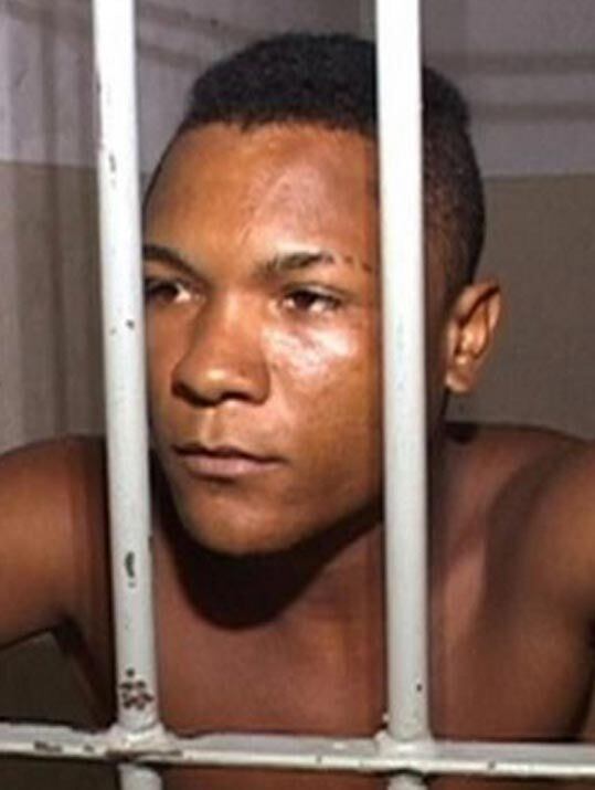 Esse jovem de 18 anos é acusado de ter assassinado um homem no município de Araçagí, a 64 km de João Pessoa, no Brejo da Paraíba. Ele teria cometido o crime e enterrado a vítima ainda viva a pedido da namorada, uma adolescente de 16 anos, como uma prova de amor. Na delegacia, ele confessou o crime e ainda disse ao delegado que sentiu vontade de comer o fígado da vítima. Assista ao vídeo!
+ Quer ver tudo o que rolou no Cidade Alerta? Veja a íntegra no R7 Play