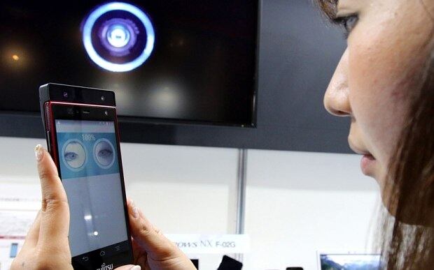 Após o Google anunciar a inovação de Face Unlock (desbloqueio por rosto) no Android 4.0 ICe Cream Sandwich, em 2011, rapidamente ficou provado que o sistema poderia ser facilmente enganado por uma fotografia