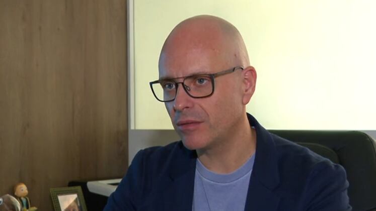 O nutrólogo André Veinert não apenas confirmou as teorias como falou o que sabe sobre. Segundo ele, as bebidas proibidas para menores de idade podem acelerar o envelhecimento celular e, consequentemente, piorar toda a qualidade de vida de quem as consomem. "Não é um produto que vá trazer benefícios", disparou. 