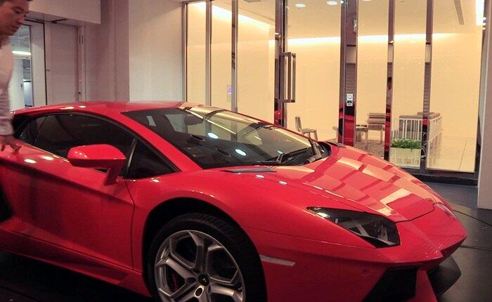 O proprietário deixa seu supercarro sobre a plataforma do elevador