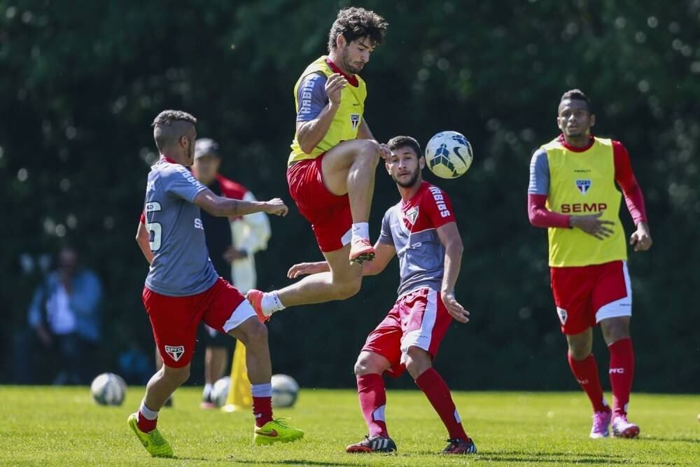 Pato sabe que precisa mostrar futebol para acabar com a fama de atacante que vive no mundo da lua. O jogador afirmou recentemente que sonha com uma chance na seleção brasileira