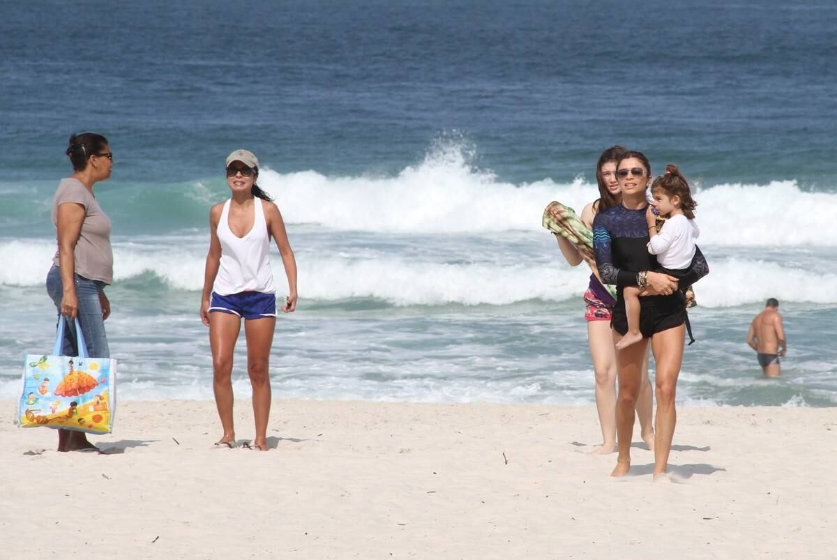 Grazi Massafera curtiu dia de sol na Barra da Tijuca