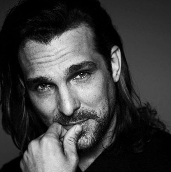 Nascido na cidade de Ponta Grossa, no Paraná, Igor começou a fazer teatro ainda criança, aos seis anos de idadeAos 16, começou a produzir seus próprios espetáculos e aos 18, profissionalizou-se