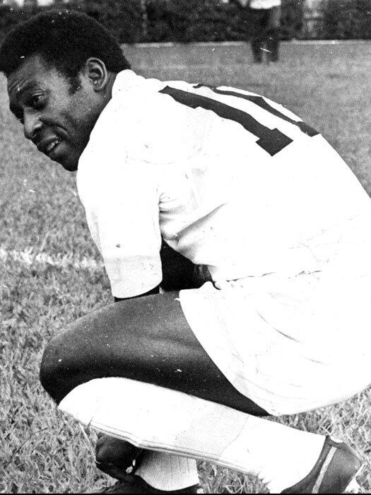 Durante o regime militar no Brasil, Pelé foi muito polêmico ao divulgar
uma de suas opiniões. O Rei afirmou que “o povo brasileiro não sabia
votar”, o que pegou muito mal com as autoridades da época, que não
aceitavam desaforos e represálias