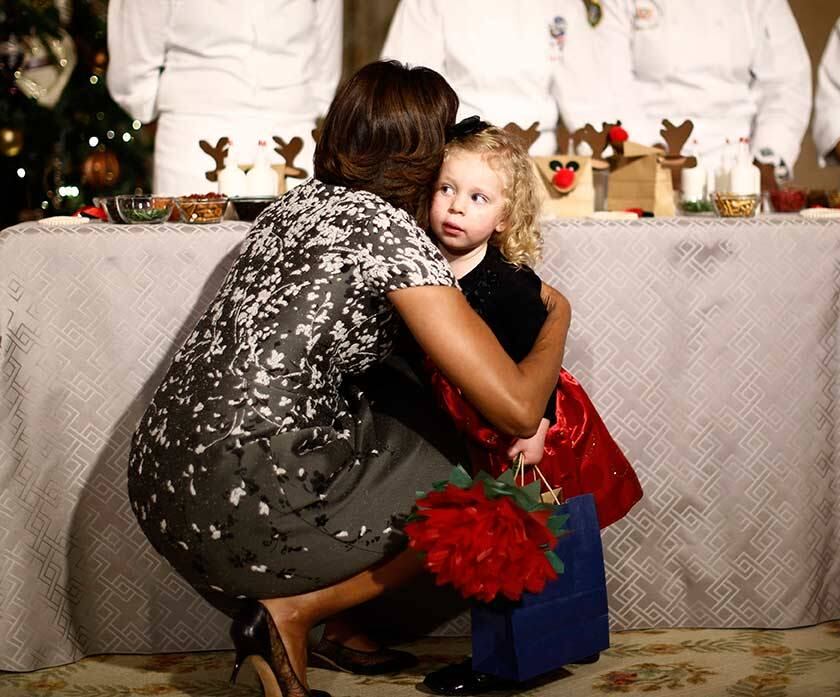 A primeira-dama ainda deu um abraço na garotinha, que ainda parecia assustada com o tombo