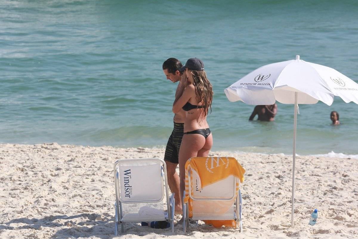 Rafa Brites e Felipe Andreoli curtem dia de sol em praia do Rio de Janeiro