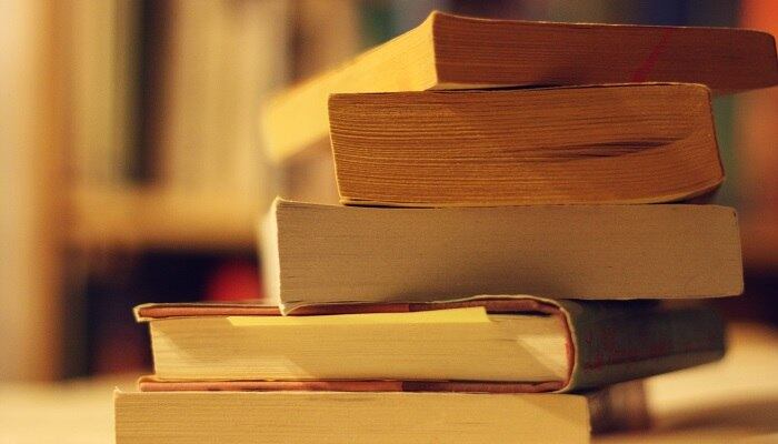 Leitura

A leitura serve não apenas para se distrair, mas também para melhorar nossa capacidade de memorização e compreensão. Vale também ressaltar que é por meio do hábito de ler que conseguimos nos expressar de maneira mais eficiente