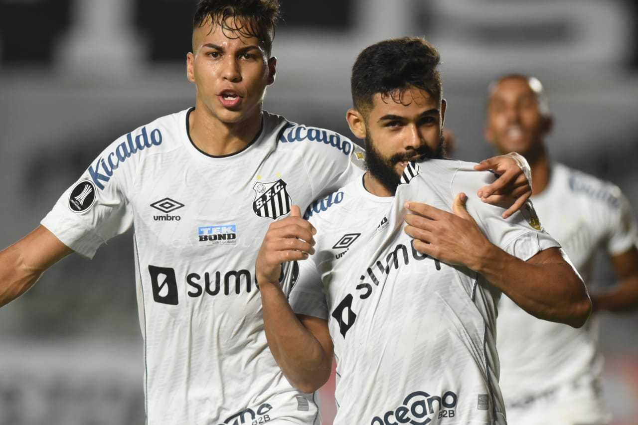 Santos anuncia 11º patrocinador e "fecha" uniforme