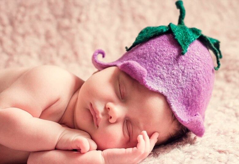 De acordo com a pediatra, o sono do bebê é influenciado diretamente pelo ambiente. “Portanto, para que este bebê seja feliz para dormir, deve-se criar ambiente calmo, isento de barulhos e rotina de horário para levá-lo para o berço. Assim, com esta rotina, seu organismo reconhecerá que naquele horário ele deverá dormir”, sugere Andrea Gutman.