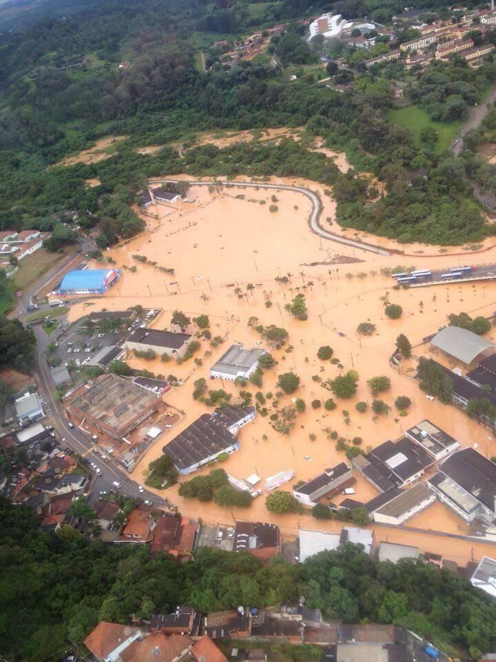 Na imagem, vista aérea do alagamento provocado pela chuva na região de Franco da Rocha, na Grande São Paulo