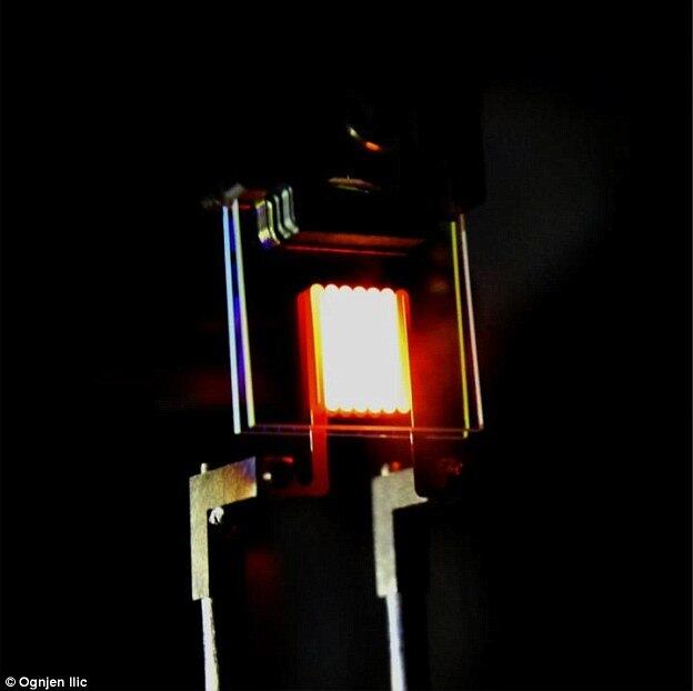 A nova lâmpada desenvolvida por eles mantém uma eficiência de 40% da
energia recebida, o que a tornaria a mais eficiente do mundo

(Na imagem, um protótipo da nova lâmpada)