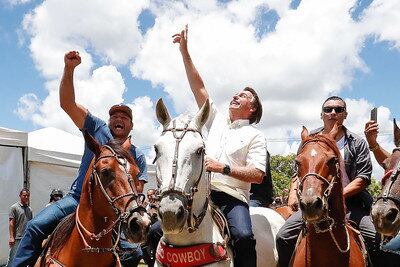 Bolsonaro anda a cavalo após entrega das Obras de adequação do Lote 4 da BR-135, em Coribe/BA