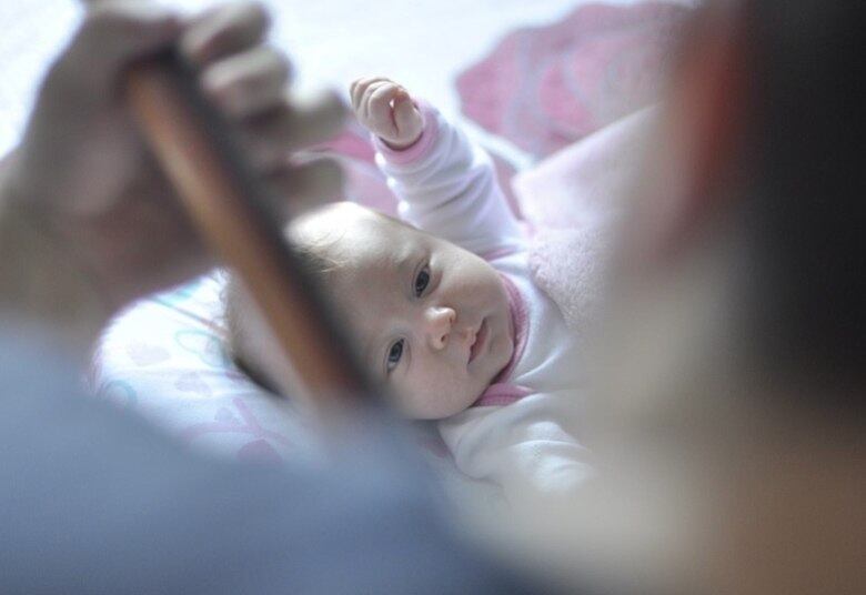 Embora existam cursos de música para bebês nos primeiros meses de vida, a educadora musical acredita que a partir dos 6 meses mãe e bebê já estão começando a se entrosar melhor e poderão desfrutar mais deste momento tão prazeroso.