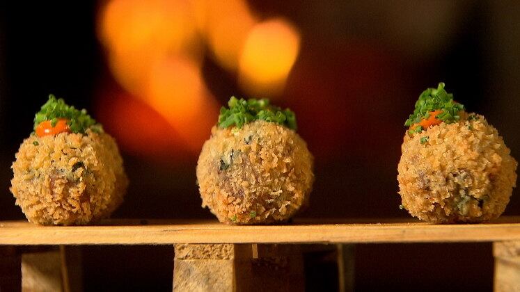 Croquete de músculo com verduras

Ingredientes:
500 gramas de músculo desfiado
500 gramas de bechamel base*
200 gramas de verdura de sua preferência cortada em pedaços pequenos (taioba, agrião e mostarda)
Sal fino à gosto
Pimenta do reino preta em grãos (moída na hora preferencialmente) à gosto

Para Empanar:
200 gramas de farinha de trigo                
4 ovos
300 gramas de farinha panko (pode ser substituída por farinha de rosca)

Modo de Preparo:
Derreta a
manteiga em uma panela do tamanho que caibam todos os outros ingredientes;
Junte a farinha
de trigo devagar para não formar grumos;
Junte o leite
também aos poucos e mexa bem ate ficar bem lisinho;
Deixe cozinhar
por uns cinco minutos;
Desligue o
fogo e junte o músculo desfiado e as verduras rasgadas e envolva bem para ficar
bem uniforme;
Leve para
esfriar;
Faça croquetes
do tamanho desejado;

Empane
passando por farinha de trigo (tire o excesso), ovo batido e farinha panko;
Frite em óleo
quente até ficar douradinho e crocante;

*Bechamel base


100 gramas de farinha de trigo


100 gramas de manteiga


500 ml de caldo de cozimento do músculo coado


Sal fino à gosto

Pimenta do reino preta (moída na hora preferencialmente) à gosto

Pimenta de macaco em pó (pode ser substituída por nós moscada em pó) à gosto
