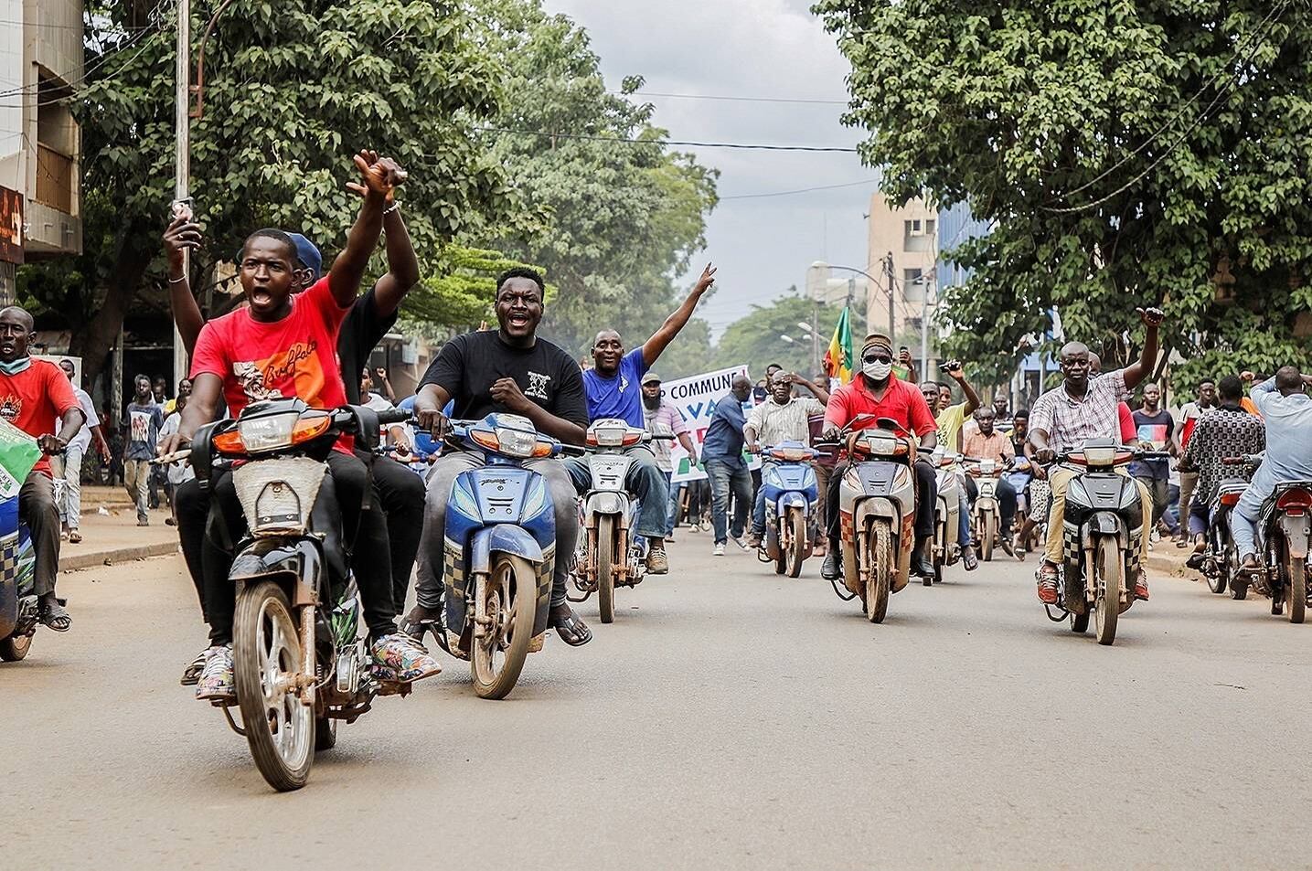 Bamako (Mali), 18/08/2020.- Malians react after Mali military entered the streets of Bamako, Mali, 18 August 2020. Local reports indicate Mali military have seized Mali President Ibrahim Boubakar Keïta in what appears to be a coup attempt. (Golpe de Estado) EFE/EPA/STR