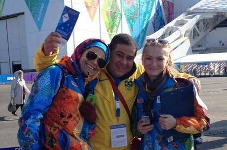 Com novos ingressos em mãos, Leonardo até tirou fotos com organizadores russos