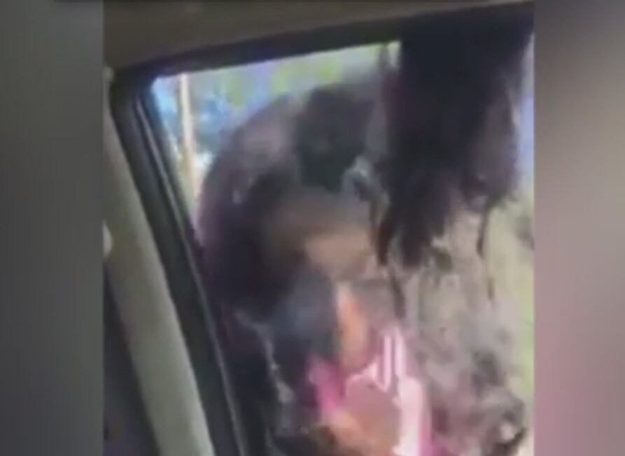 Em seguida, o jovem acelera, enquanto a mulher bate desesperadamente na janela do carro e pede para que ele pare o veículo