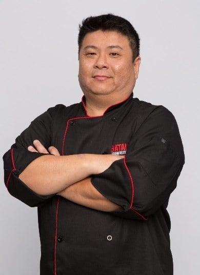 James Lhu 
44 anos 
Singapura 
Formação: Marcenaria
Especialidade: cobrir bolos grandes, fazer o bolo, bater e assar a massa
