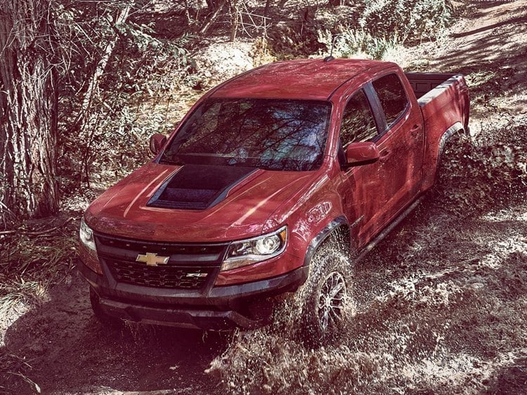 A suspensão foi elevada em 5 cm com sistema Dynamic Suspension Spool Valve, que atua com seis curvas de amortecimento, enquanto as suspensões tradicionais atuam com apenas duas