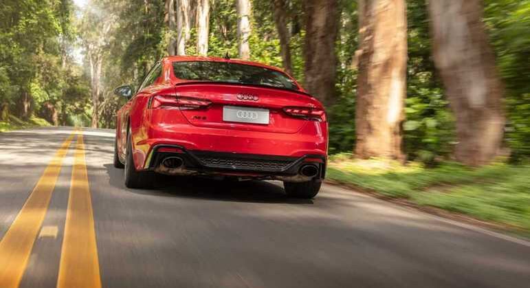 RS5 pode ser de fácil condução mas basta configurar os ajustes esportivos de condução para trazer ao máximo os 61kgfm