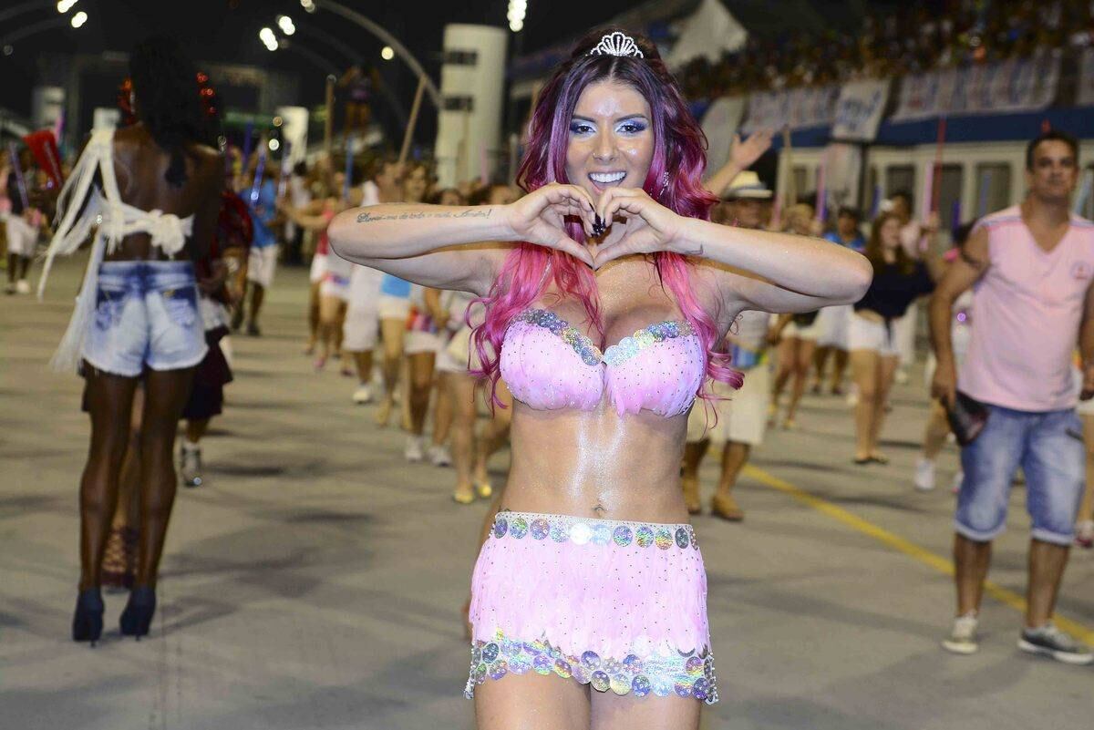 Thaís Bianca desfila no ensaio técnico da Rosas de Ouro, em São Paulo