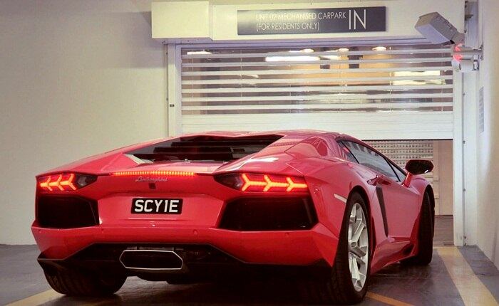 Nas imagens a seguir, um morador aguarda portão de acesso ao elevador de carros se abrir