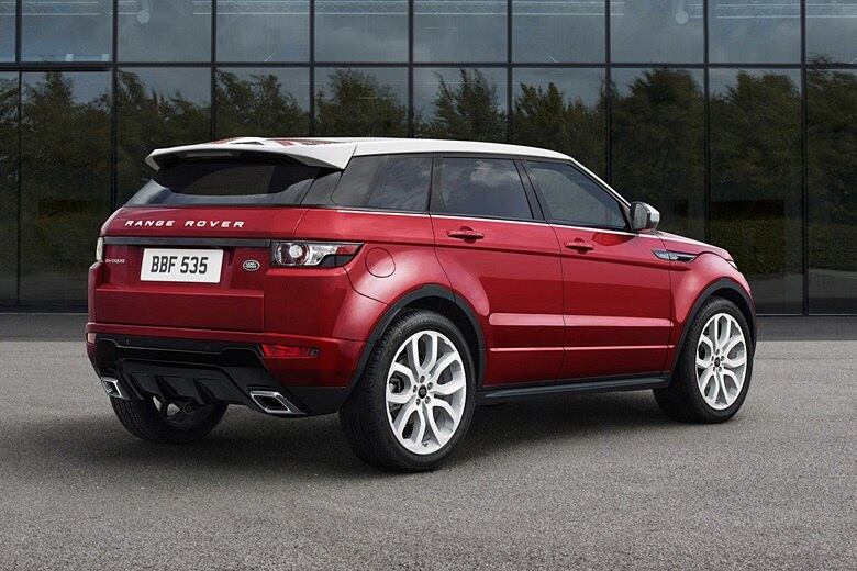 Já a versão topo de linha, a Evoque Prestige Tech Pack 2015, custa R$ 296 mil e vem equipada com um potente motor turbo de 240 cv de potência e 34 kgfm de torque