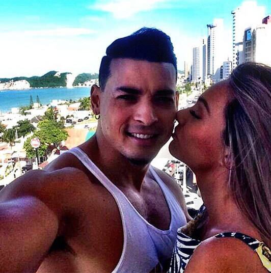 Bonita,
em forma e desejada. Pretendente é o que não falta para Juju Salimeni, que coleciona
fãs e admiradores por onde passa. Por outro lado, o coração da bela
integrante do Legendários está ocupado. Noiva de Felipe Franco, os olhos
brilham ao falar do relacionamento e, apesar de o ter conhecido há oito anos,
lembra muito bem de como tudo começou. Em conversa com o R7, ela contou como
foi a primeira troca de olhares e, de quebra, deixou dicas para os
participantes do Me Leva Contigo

Texto: Rafael Molica

+ Juju Salimeni dá conselhos para os participantes do Me Leva Contigo e confessa: “Sou à moda antiga”

+ Ana Hickmann: “Quando você arranca um sorriso de uma mulher, você conquista”

+ Rodrigo Phavanello diz qual habilidade mostraria no show: “Ensinaria defesa pessoal”

