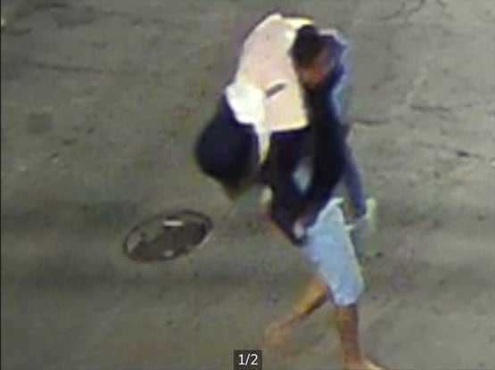 Uma jovem, de 22 anos, foi estuprada no bairro Santo André, região noroeste da capital mineira, após ser deixada desacordada, na porta de casa, por um motorista de aplicativo. A mulher voltava de um show, de madrugada, quando tudo aconteceu. Câmeras de segurança flagraram o momento em que a mulher foi deixada na rua pelo motorista e, minutos depois, foi levada por um homem. Wemberson Carvalho da Silva, de 47 anos, foi preso no mesmo dia. Ele foi indiciado por estupro de vulnerável. A Polícia Civil também indiciou o motorista de aplicativo por abandono de incapaz.