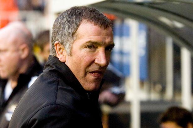 No início da segunda etapa, Graeme Souness (foto) sacou o jogador e ainda tirou sarro da atuação de Ali Dia:

— Parecia um Bambi no gelo. Dava um pouco de vergonha vê-lo

Veja também: Michel Bastos vacila de novo e leva dura no São Paulo

