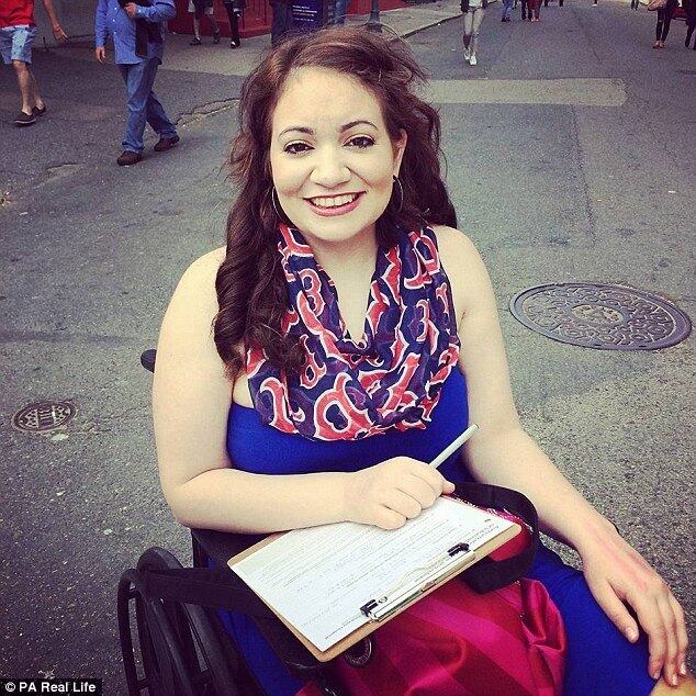 Arianna afirmou que não se recorda de nenhum momento de sua vida sem sentir dor. Apesar disso, a estudante de psicologia não perde as esperanças. 

— À medida em que eu fui crescendo, meus membros começaram a crescer também. Mas essas coisas acontecem para nos testar. Da cintura para cima, pareço uma jovem normal. Mas sou outra pessoa da cintura para baixo 