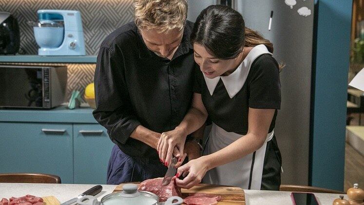 Até que Júlio conseguiu arranjar um emprego de açougueiro, mas a felicidade não durou. Logo no primeiro dia, ele cortou o dedo e, mesmo com a ajuda de Amanda para aprender a manusear as carnes, o personagem foi dispensado pouco tempo depois