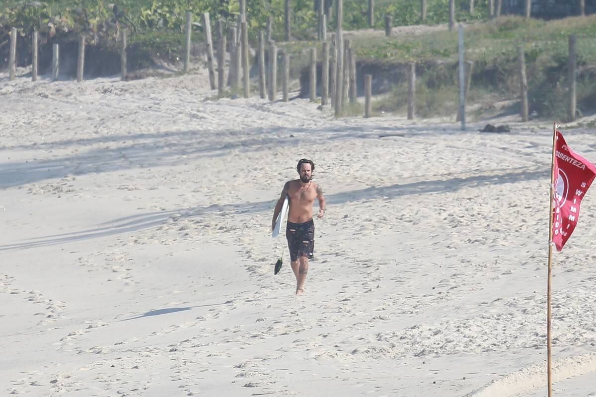 Paulinho Vilhena aproveitou o tempo livre para surfar na praia da Macumba, no Rio de Janeiro