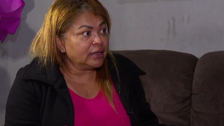 A mãe, Eliane dos Santos, começou uma investigação por conta própria e chegou a conversar várias vezes com o último cliente que viu a filha, antes dela entrar no carro vermelho