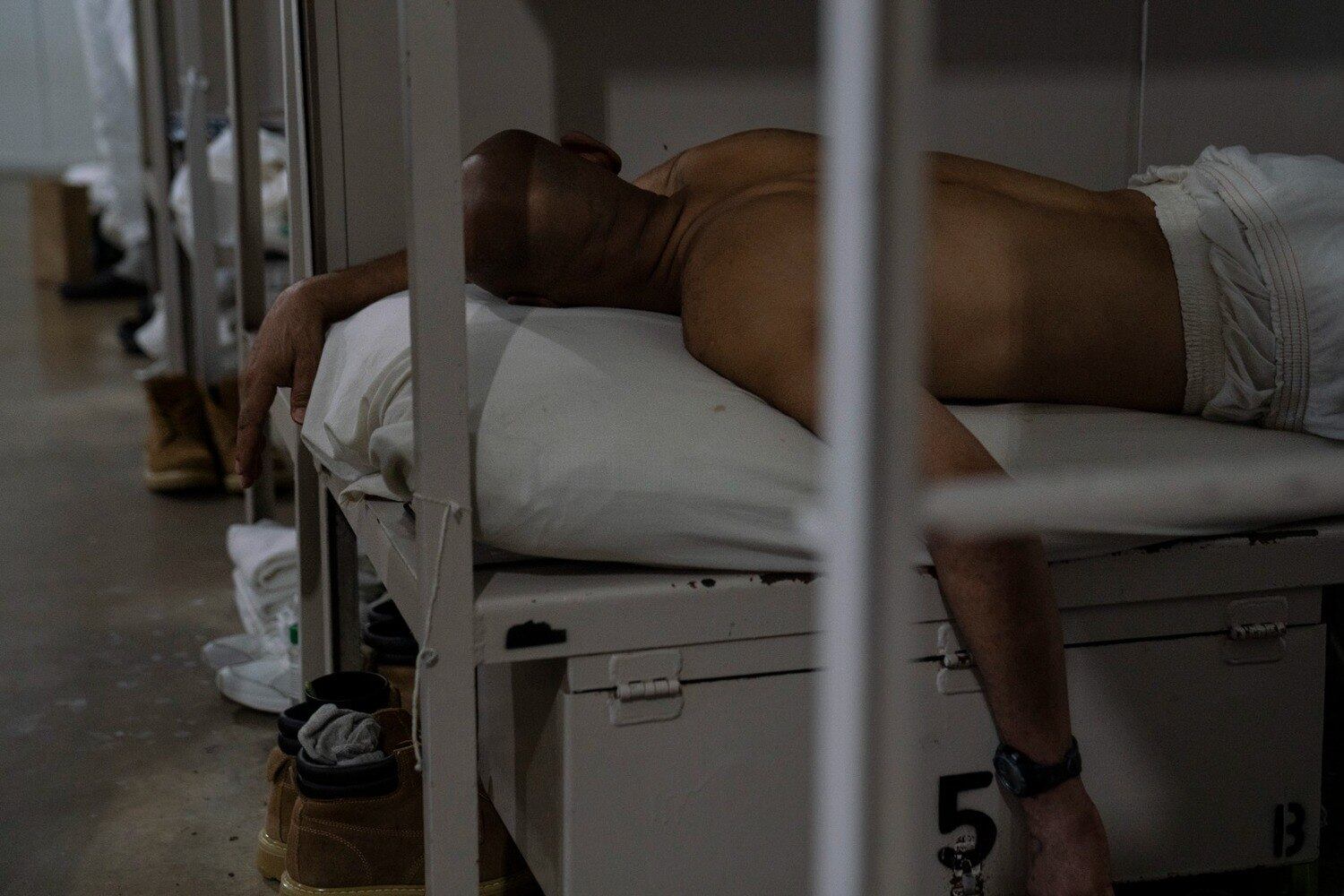 Detentos sobrevivem ao calor do Texas em presídio sem refrigeração