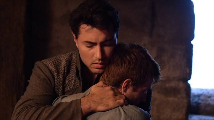 Saul (Carlo Porto) e Davi (Gabriel Vivan) se encontraram pela primeira vez no episódio especial de Reis — A Escolha, exibido na quinta-feira (6), na tela da Record TV. Após a unção do jovem pastor de ovelhas como rei de Israel, o Espírito do Senhor se retirou do benjamita, e um espírito mau enviado por Deus passou a atormentá-lo. Para ajudar Saul, o bondoso garoto tocou harpa e cantou o Salmo 23. A seguir, confira tudo o que aconteceu!