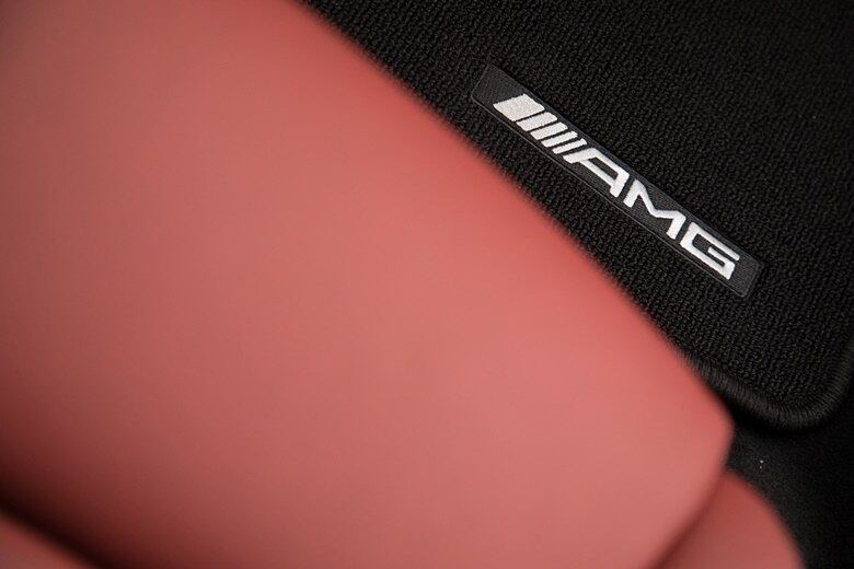 Embora seja um Classe C "normal", o C 300 Sport tem vários acessórios AMG que realçam seu caráter esportivo