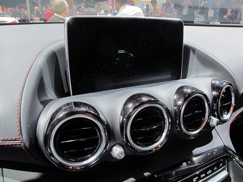 No alto do painel, uma tela de até  8,4 polegadas exibe informações dos sistemas  de som e climatização (inclusive aquecimento dos bancos), além do sistema de estacionamento automático
Parktronic, das luzes de alerta e, dependendo do equipamento, do aerofólio
traseiro
Saiba tudo sobre carros! Acesse www.r7.com/carros

