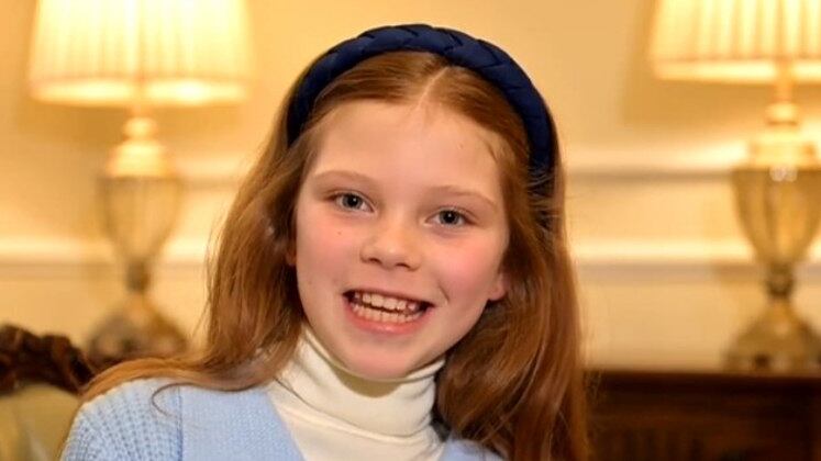 Uma fofura! O Domingo Espetacular viajou até o norte da Inglaterra para conhecer uma menina inglesa, de 9 anos, que tem feito maior sucesso na internet com vídeos em que aparece falando português. No entanto, o que chama atenção é que Valentina está aprendendo a nossa língua com o sotaque da mãe mineira. Essa mistura de inglês com "mineirês" ficou muito divertida! Confira a seguir