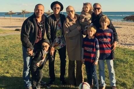 Luciano Huck e Angélica curtiram o dia ao lado de Neymar