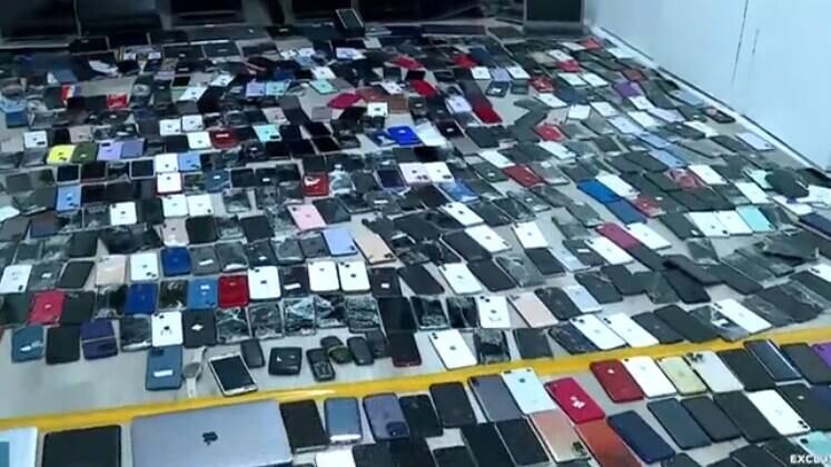 A Câmera do Balanço mostrou a maior apreensão de celulares roubados do Brasil. A descoberta de quase 1.000 eletrônicos evidenciou como é organizado o esquema de furto e roubo de aparelhos em São Paulo. Além disso, foi revelado como os criminosos especializados conseguem aproveitar o dispositivo mesmo bloqueado, não desperdiçando nada. Confira, no Balanço Geral, a queda de parte da quadrilha 
