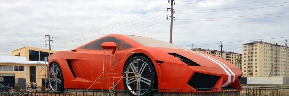 Isso mesmo! Uma Lamborghini de 11
metros de altura!