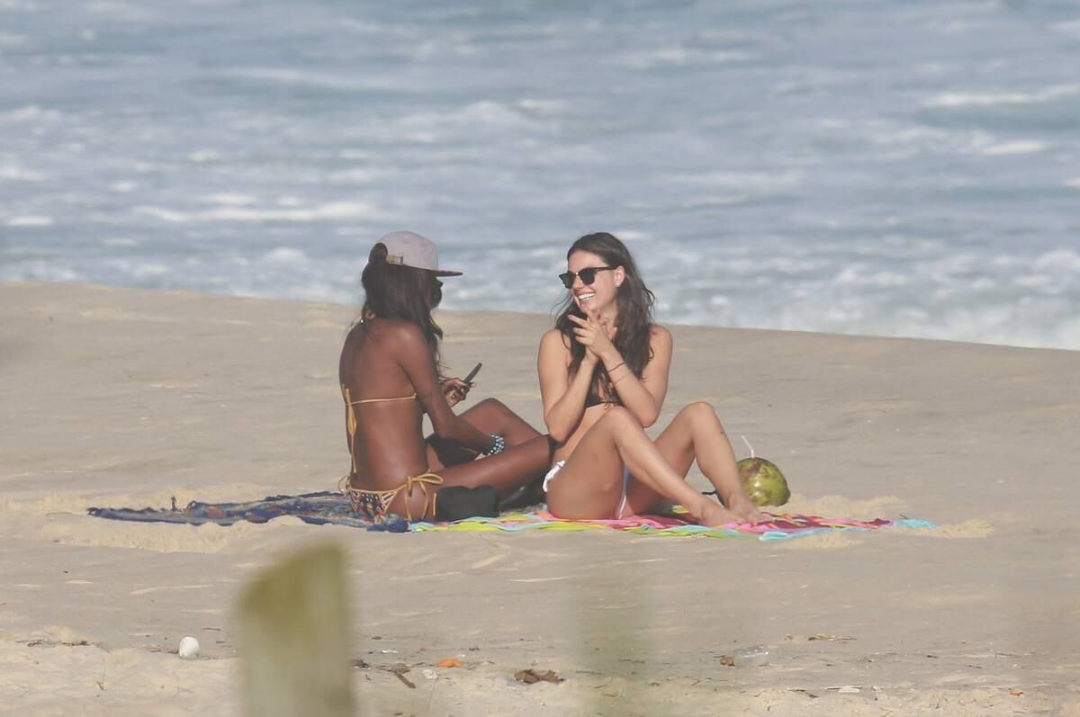 Isis Valverde esteve na praia da Reserva, no Rio