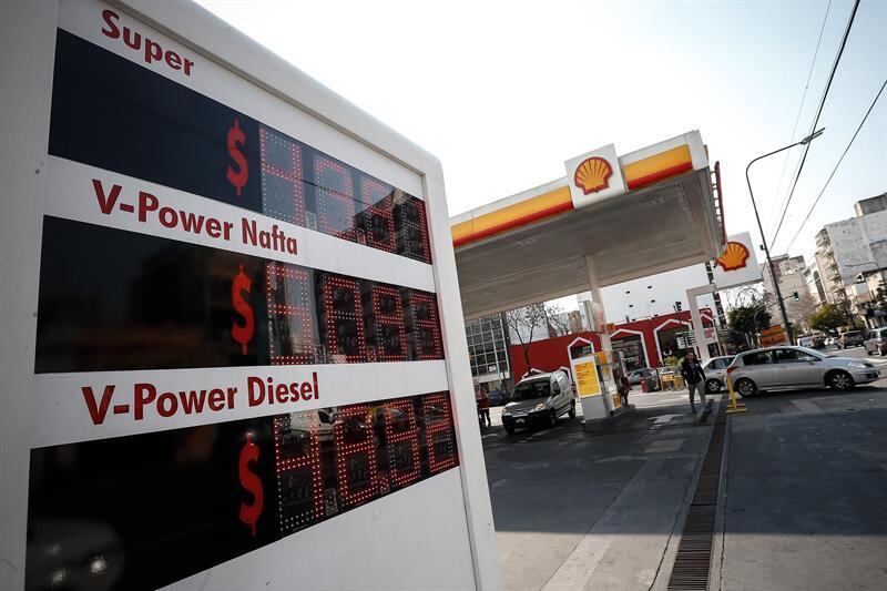 Posto de gasolina na Argentina mostra preço de combustíveis congelados por decisão de Maurício Macri