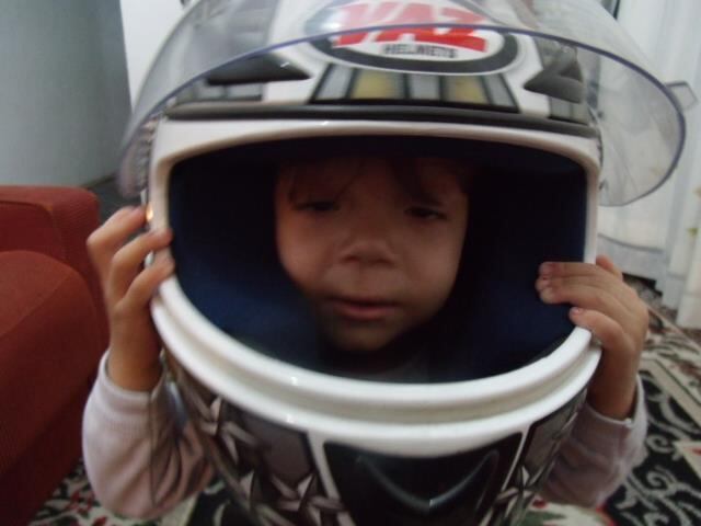 No dia marcado para a
cirurgia, a família saiu cedo de casa. Raphaela estava em jejum. A
operação que seria ao meio-dia atrasou e só foi começar seis horas depois. A
menina foi para o centro cirúrgico ao lado da mãe